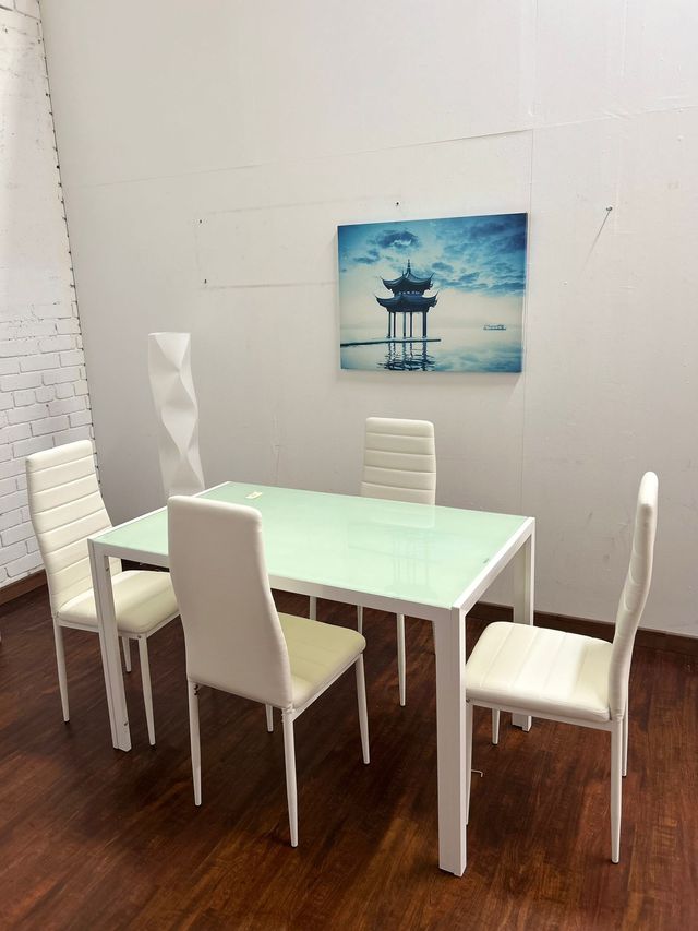 Conjunto mesa y 4 sillas modernas blancas