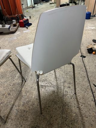 Sillas de escritorio blancas y beige