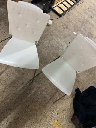 Sillas de escritorio blancas y beige