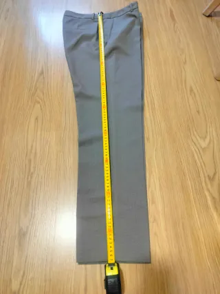 Pantalón de vestir beige con microestampado