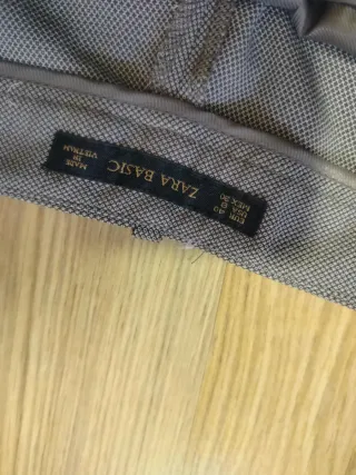 Pantalón de vestir beige con microestampado