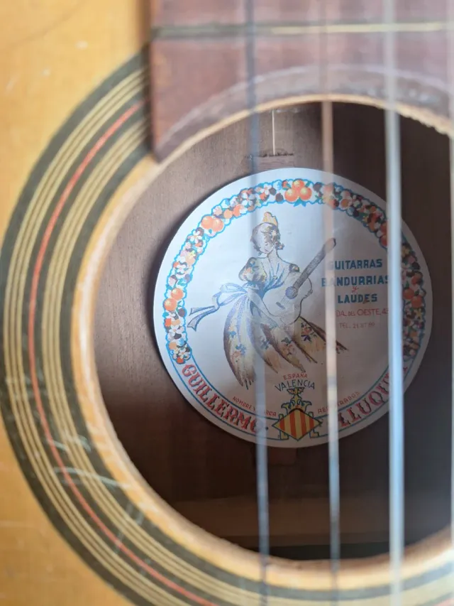 Guitarra española de madera