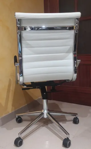 Silla de oficina plateada y blanca