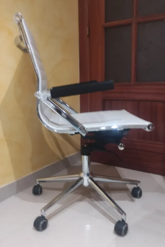 Silla de oficina plateada y blanca