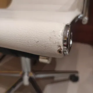 Silla de oficina plateada y blanca