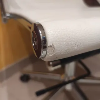 Silla de oficina plateada y blanca