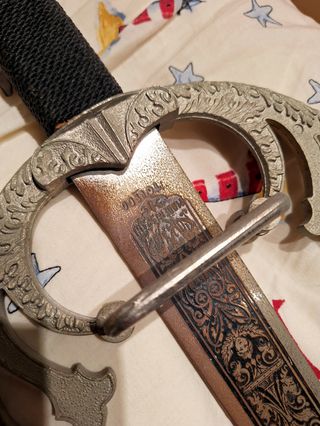 Espada decorativa con empuñadura elaborada.