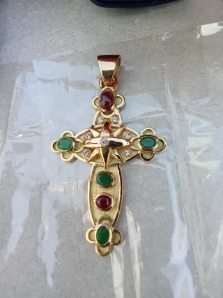 Cruz de oro con esmeraldas y rubíes