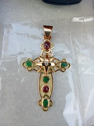 Cruz de oro con esmeraldas y rubíes