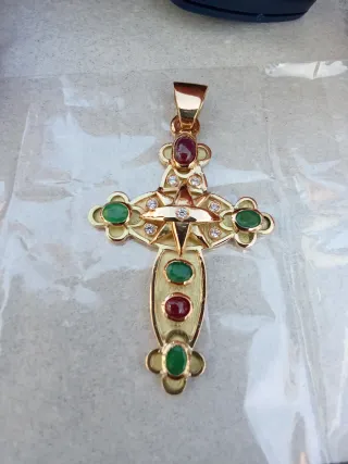 Cruz de oro con esmeraldas y rubíes