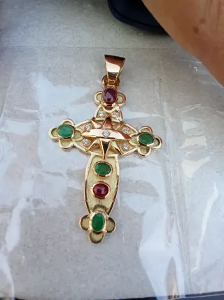 Cruz de oro con esmeraldas y rubíes