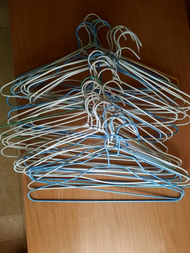 Lote 40 Perchas Plástico Azul y Blanco