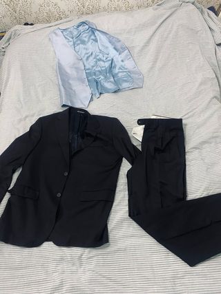 Traje de hombre negro y chaleco azul