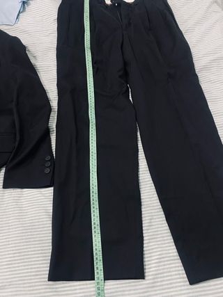 Traje de hombre negro y chaleco azul