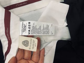 Traje de hombre negro y chaleco azul