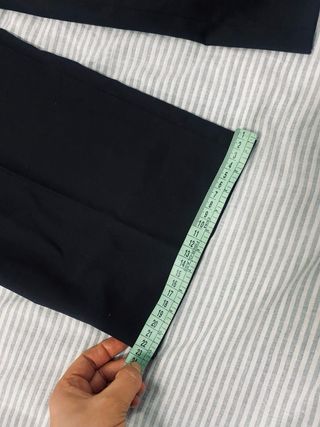 Traje de hombre negro y chaleco azul