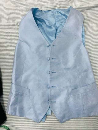 Traje de hombre negro y chaleco azul