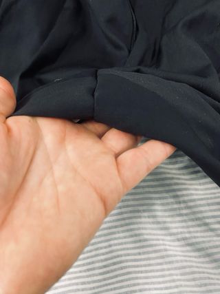 Traje de hombre negro y chaleco azul