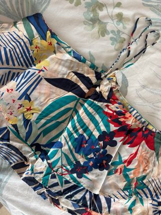 Top asimétrico estampado tropical Stradivarius