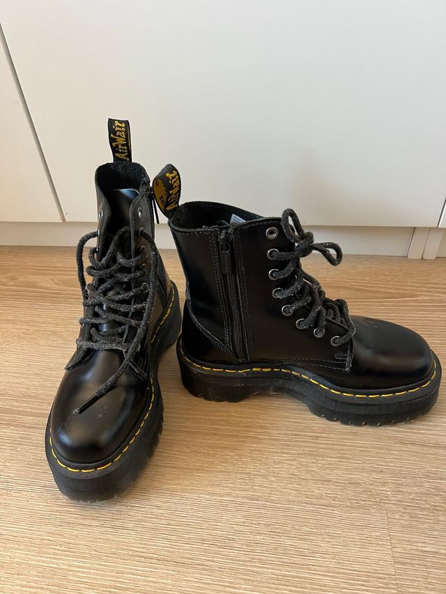 Botas Dr. Martens negras con plataforma