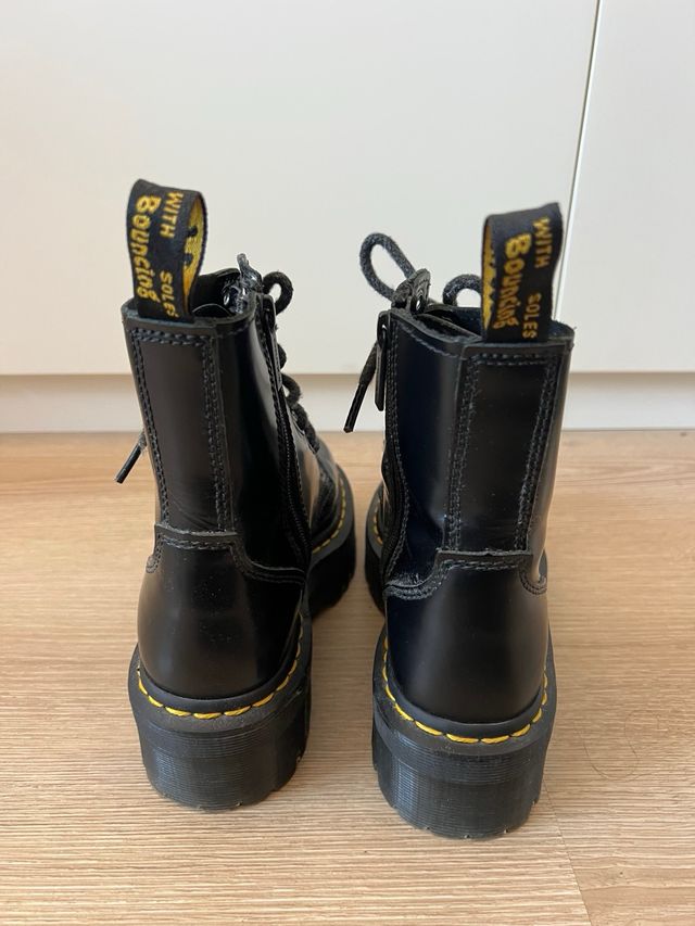 Botas Dr. Martens negras con plataforma
