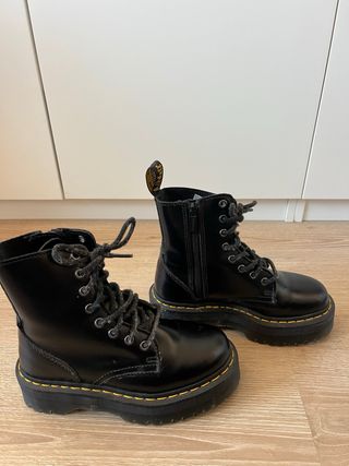 Botas Dr. Martens negras con plataforma