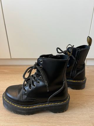 Botas Dr. Martens negras con plataforma
