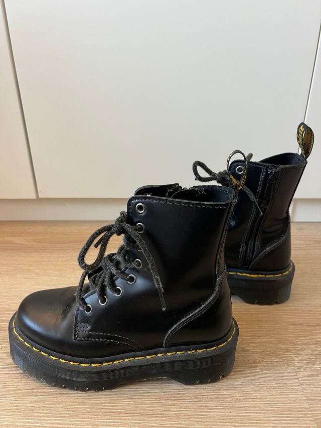 Botas Dr. Martens negras con plataforma