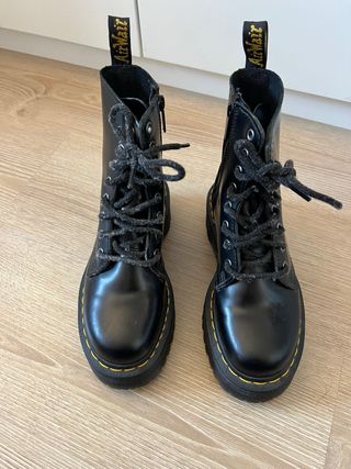 Botas Dr. Martens negras con plataforma