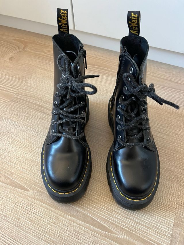 Botas Dr. Martens negras con plataforma