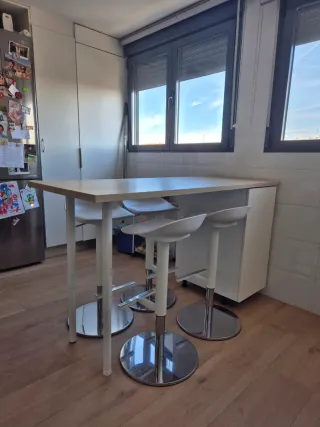 Barra cocina con 4 taburetes y mueble Ikea