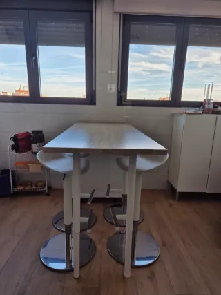 Barra cocina con 4 taburetes y mueble Ikea
