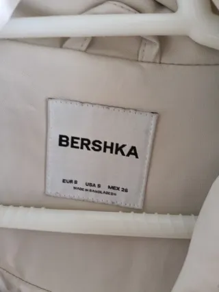 Chaqueta Bershka acolchada beige mujer