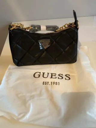 Bolso Guess negro acolchado cadena dorada