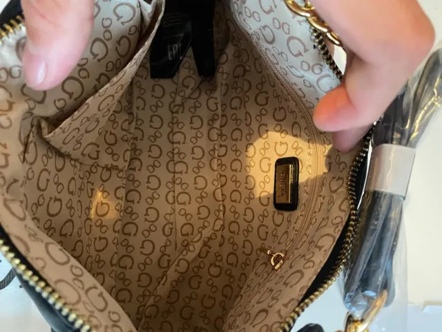 Bolso Guess negro acolchado cadena dorada