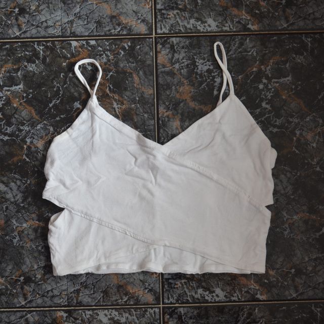 Top blanco con aberturas laterales