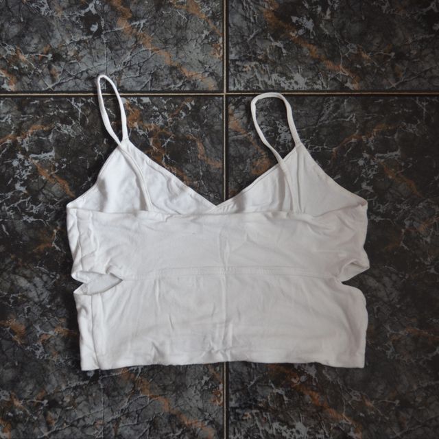 Top blanco con aberturas laterales