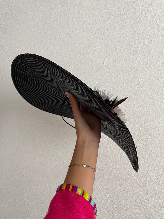 Pamela negra con detalle rojo