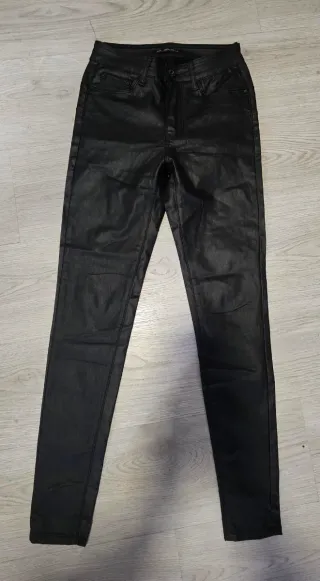 Pantalón negro efecto piel