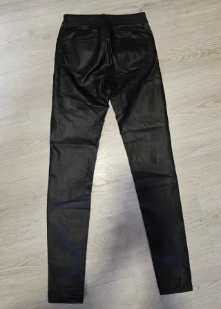 Pantalón negro efecto piel