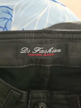 Pantalón negro efecto piel