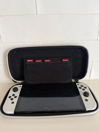 Nintendo Switch OLED Plata con funda