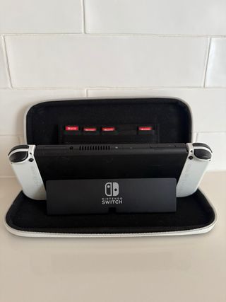 Nintendo Switch OLED Plata con funda