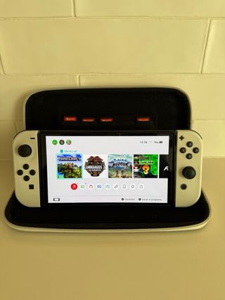 Nintendo Switch OLED Plata con funda