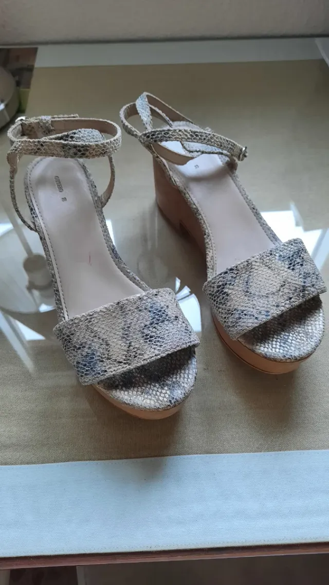 Sandalias Oysho piel serpiente