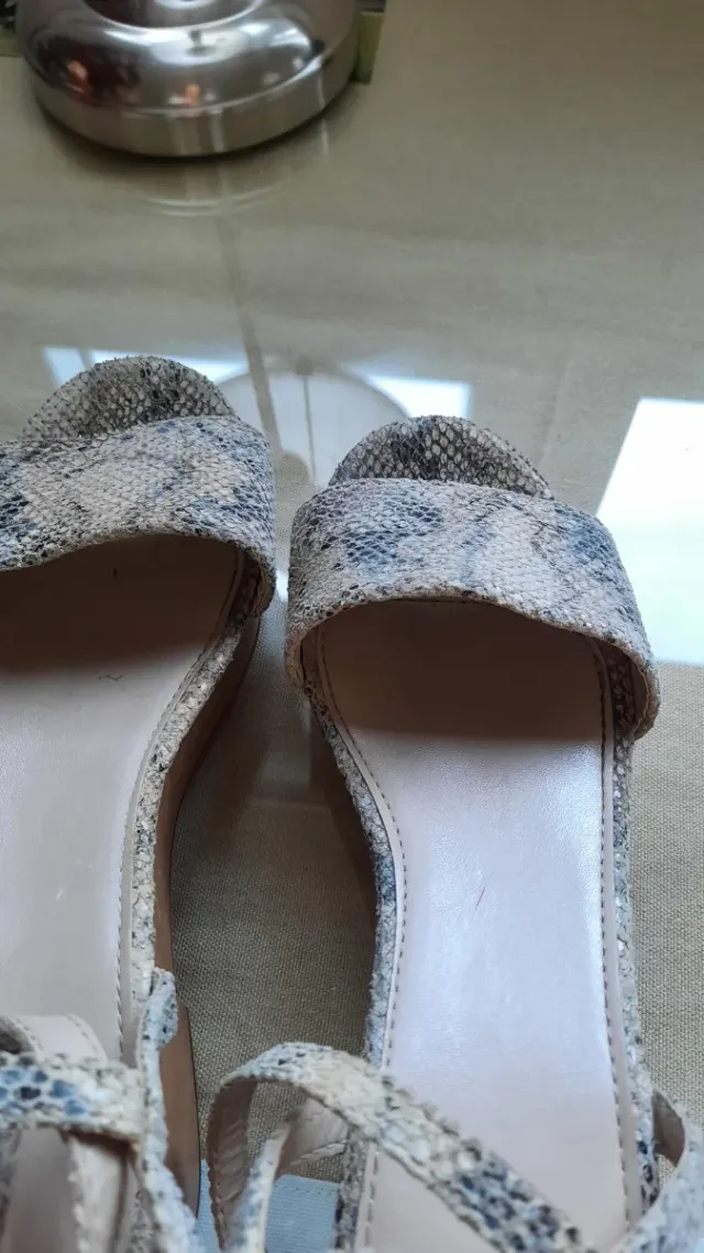 Sandalias Oysho piel serpiente