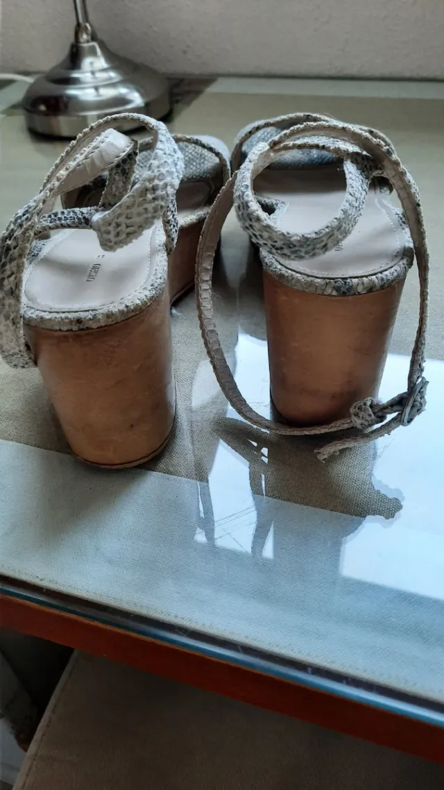 Sandalias Oysho piel serpiente