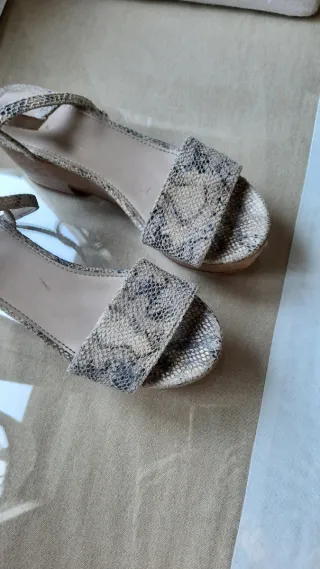 Sandalias Oysho piel serpiente