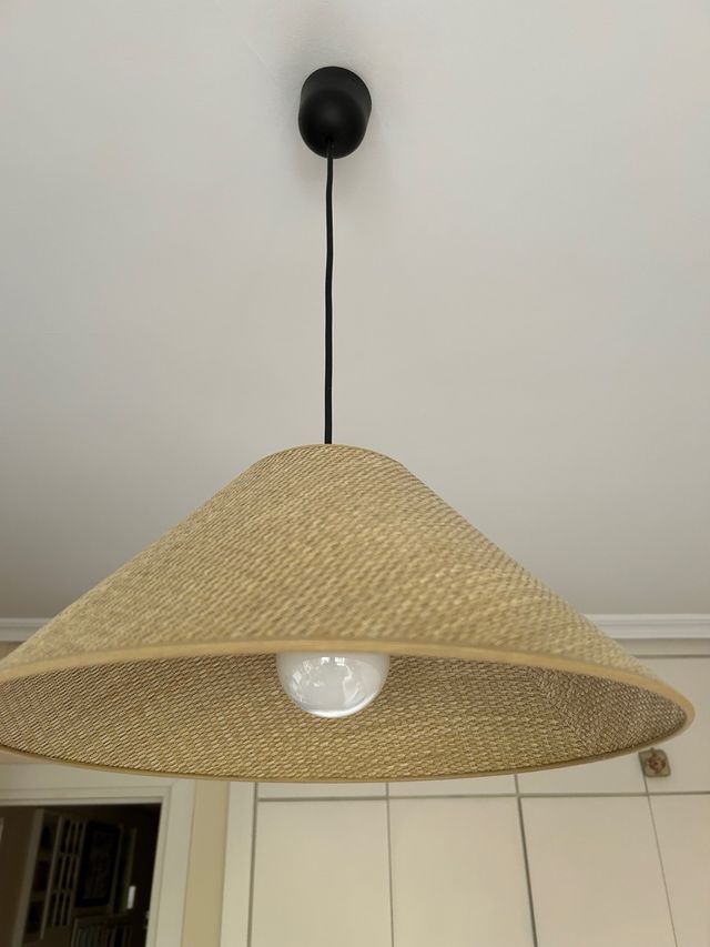 Lámpara de techo beige y negra