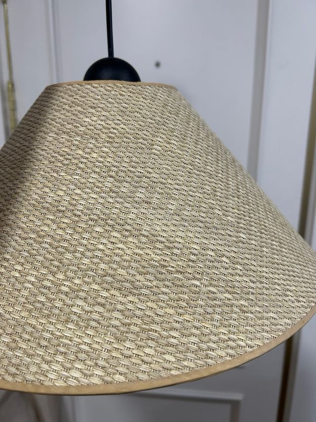 Lámpara de techo beige y negra